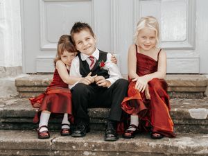 Süße Blumenkinder bei einer Hochzeit im Schloss Thurn. Professionelle Hochzeitsfotografie: Liebevolle Momente von der Lichtkapsel.