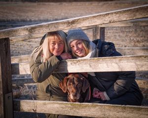 Hundeshooting an einem ländlichen Holzzaun. Professionelle und liebevolle Tierporträts von der Lichtkapsel.
