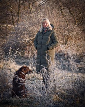 Professionelles Hundeshooting im Wald. Authentische Tierfotografie und emotionale Hundebilder von der Lichtkapsel.