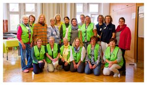 Gruppenbild der engagierten Mitglieder des Hospizvereins Forchheim. Professionelle Eventfotografie durch die Lichtkapsel.