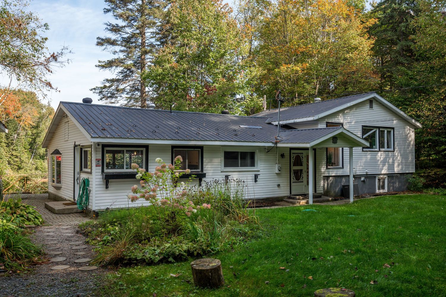 A photo of a cottage in Port Sydney Ontario for a real estate listing in Muskoka photographed by Sarah Tennant