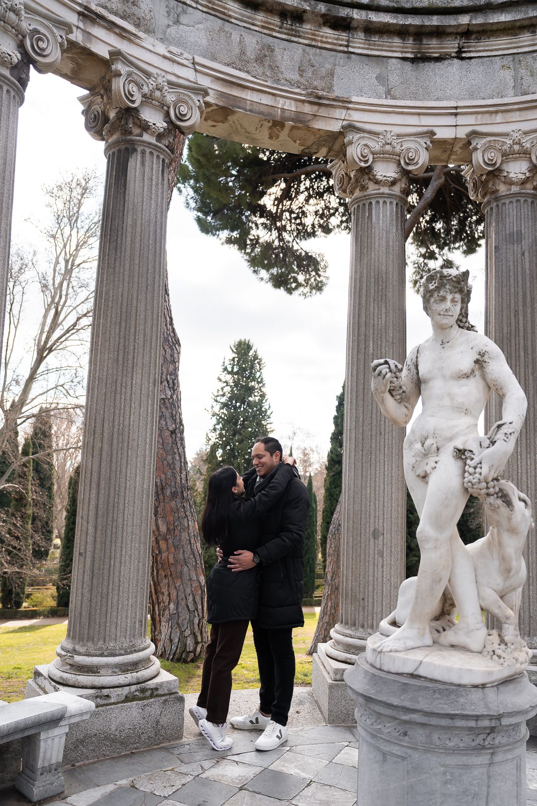 Propuesta de matrimonio íntima en Madrid, fotografía auténtica y emocional al aire libre