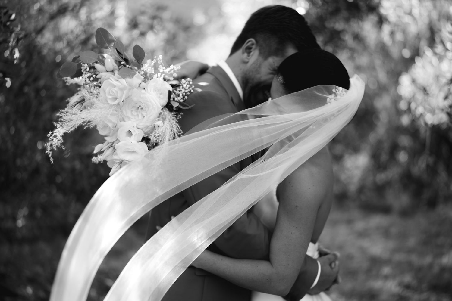 una foto spontanea durante lo shooting degli sposi con il fotografo nel loro matrimonio a Sanremo