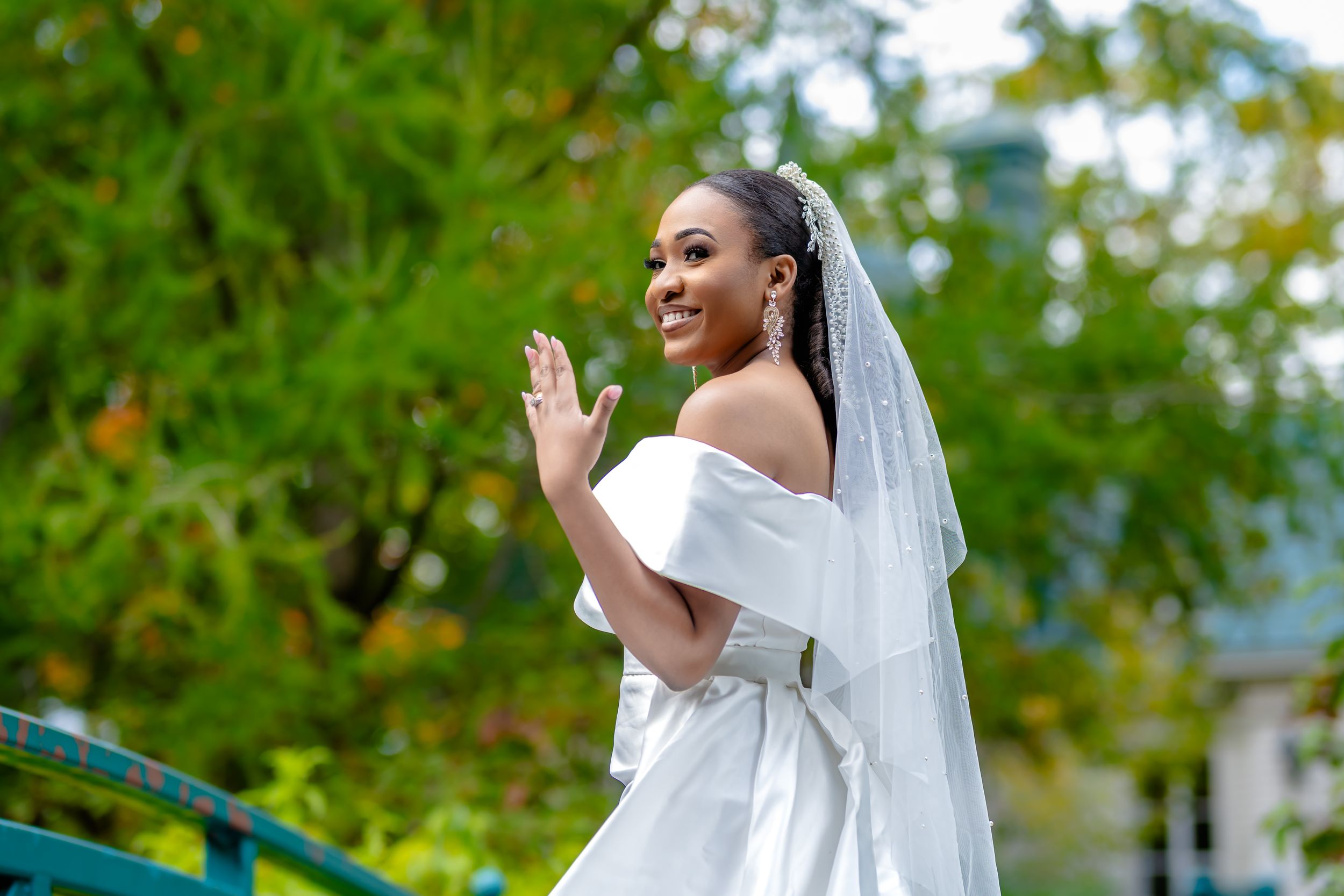 Une mariée souriante portant un voile, capturée par Payo Studio.