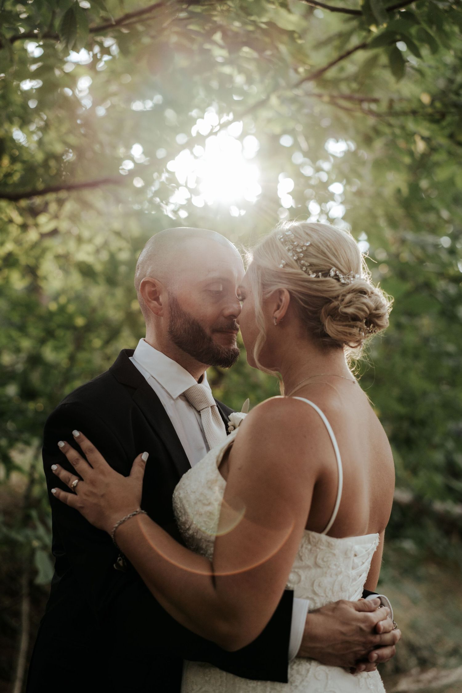 Servizio di coppia durante il matrimonio a Fivizzano nella location del Convento del Carmine