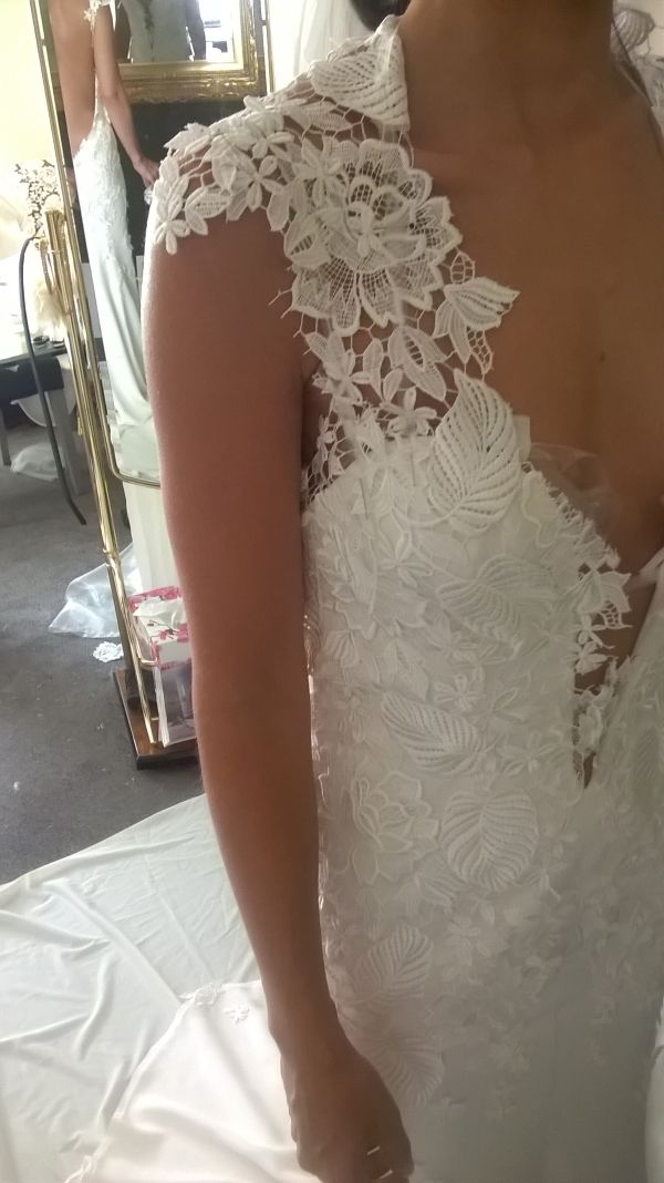 Frau in einem Hochzeitskleid mit tiefem Ausschnitt