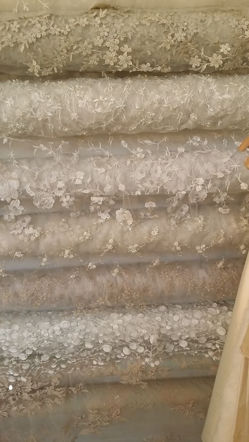 Stoffrollen mit Spitzenstoffen