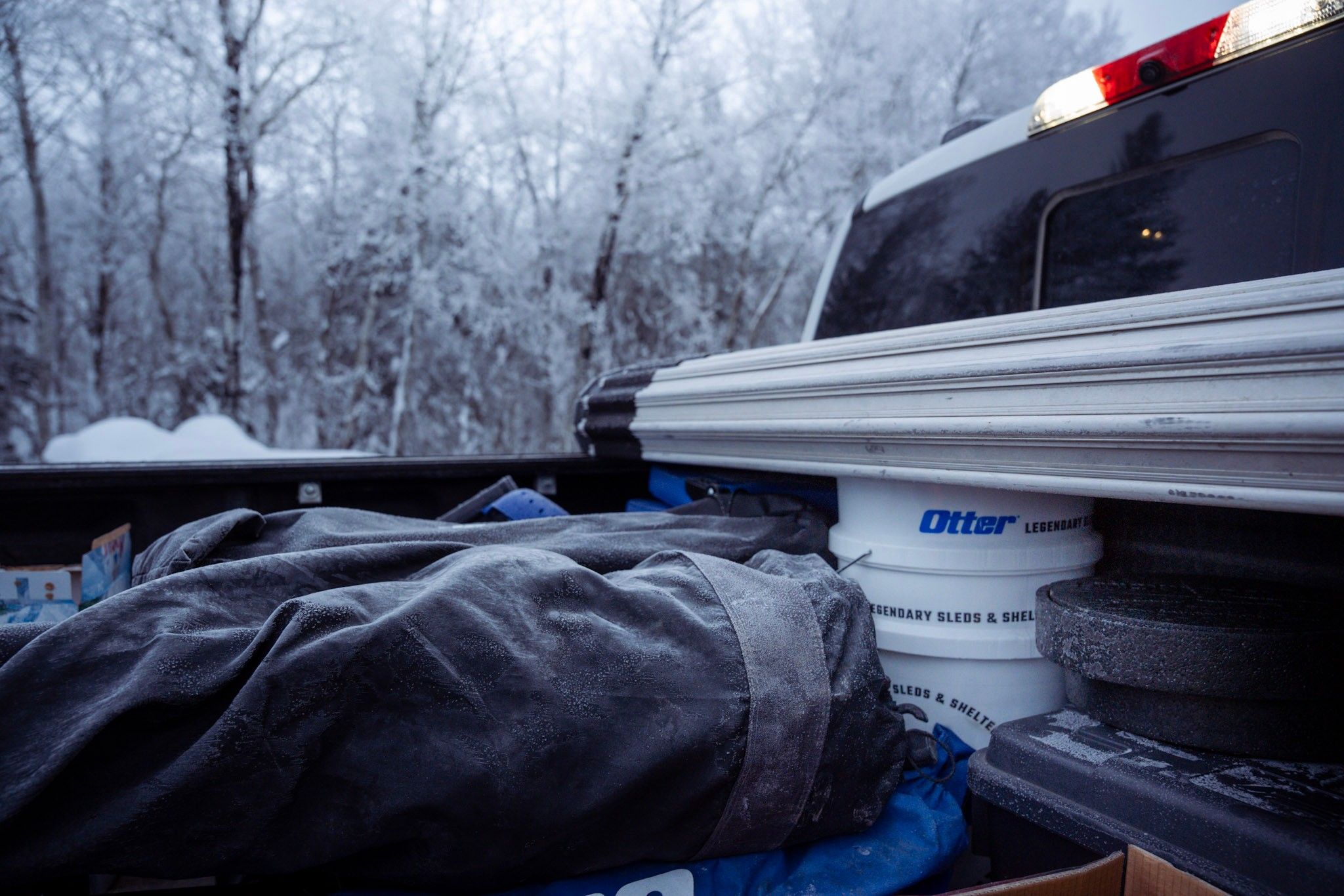 A sequence of snowy winter road scenes with vehicles and rooftop cargo carriers mounted on cars.