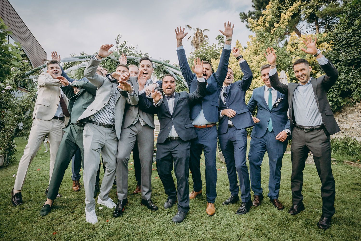 Boda grande en Gijón – segundo fotógrafo recomendado para más de 130 invitados. Novio con sus amigos en el cóctel del Somió Park.