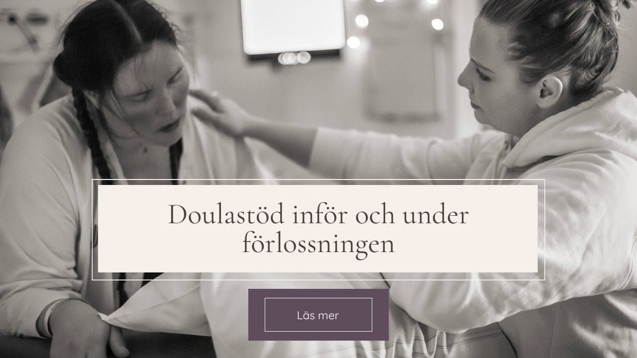 Svartvit bild på en doula som stöttar en födande kvinna. "Doulastöd inför och under förlossning" står framför + en knapp med text "läs mer"