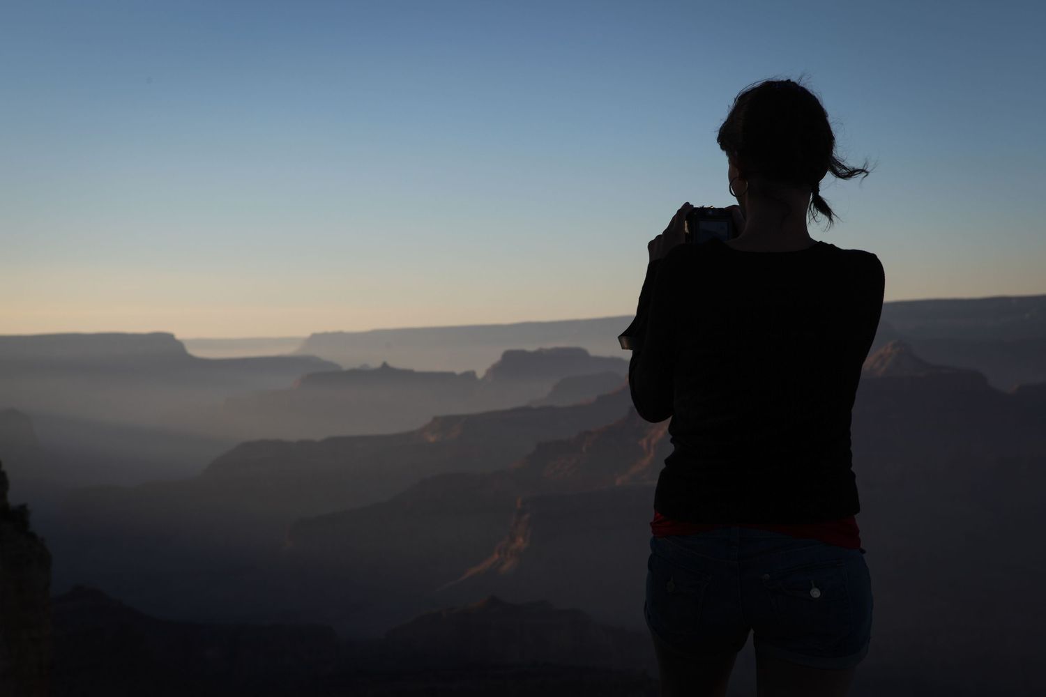 Silhouette d'une femme devant le grand Canyon