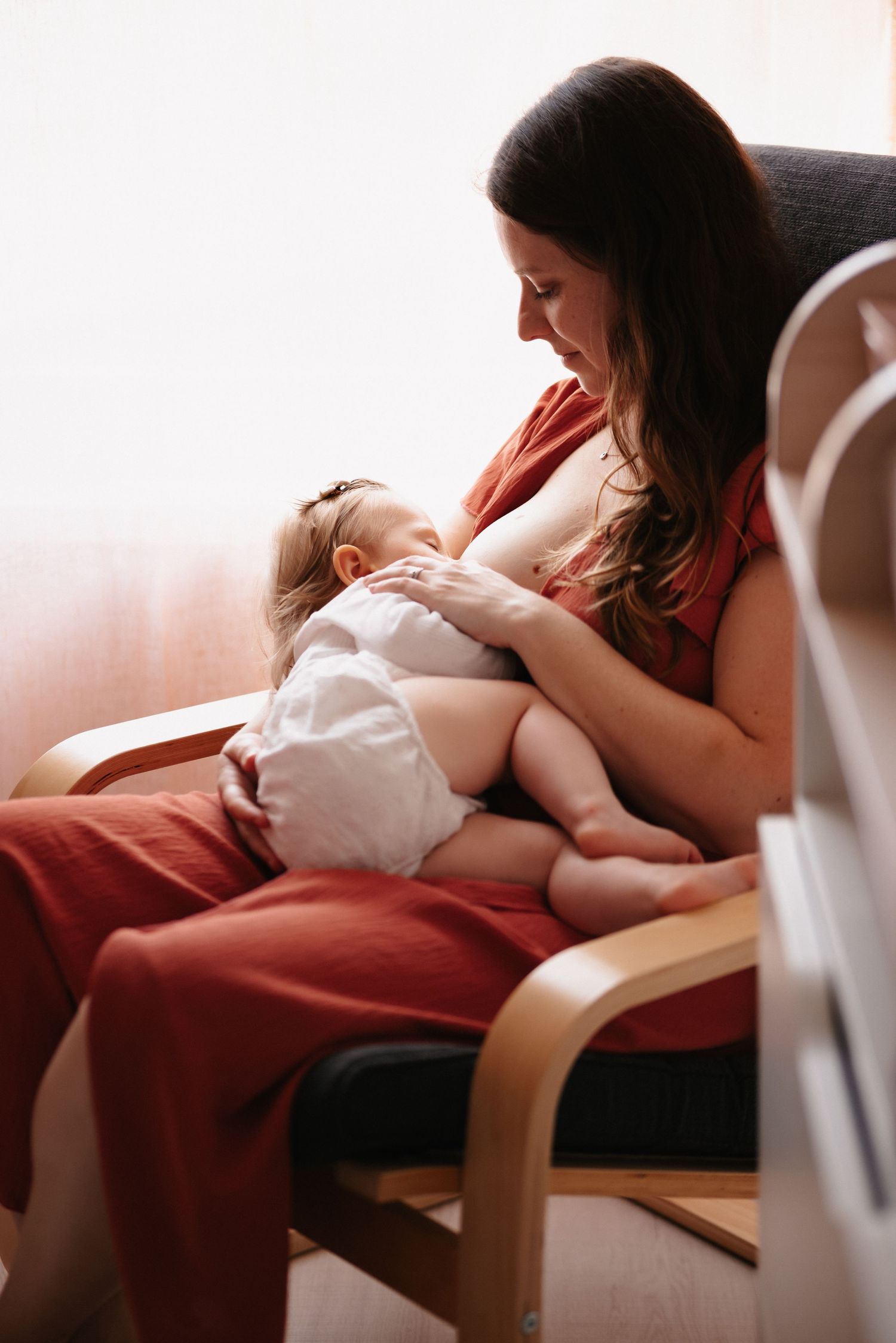 Séance photo bébé allaitement à domicile en Alsace