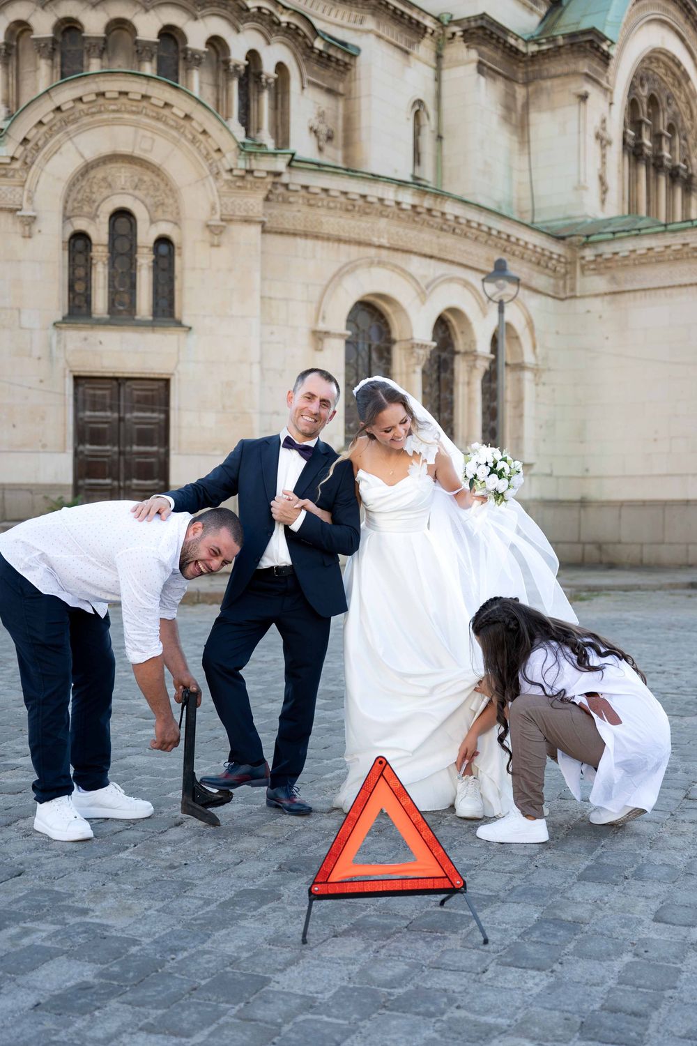 Сватбена фотосесия в София, пътувам и из България, съчетание между нежността на естествената светлина и editorial style, естествени цветове