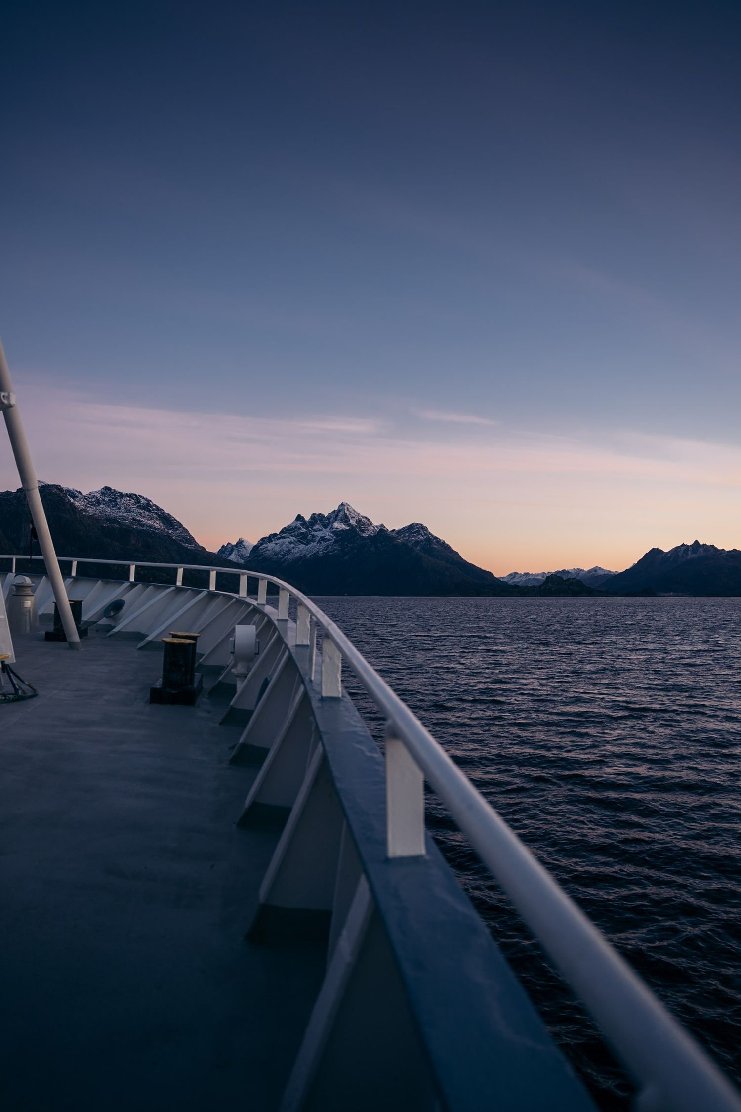 pont du bateau au lever du soleil trollfjord