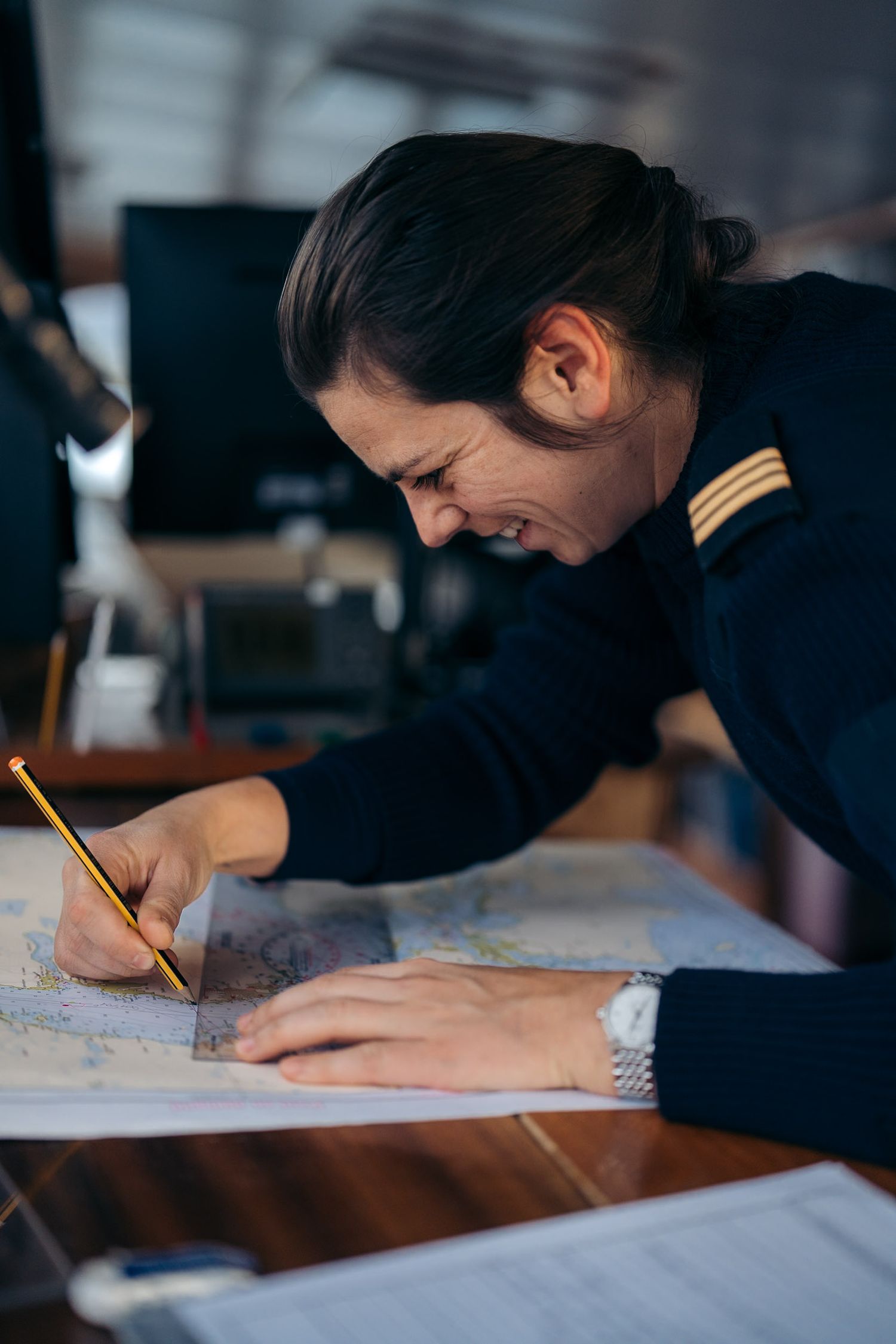 hermine calculant l'itinéraire du bateau sur les cartes de navigation