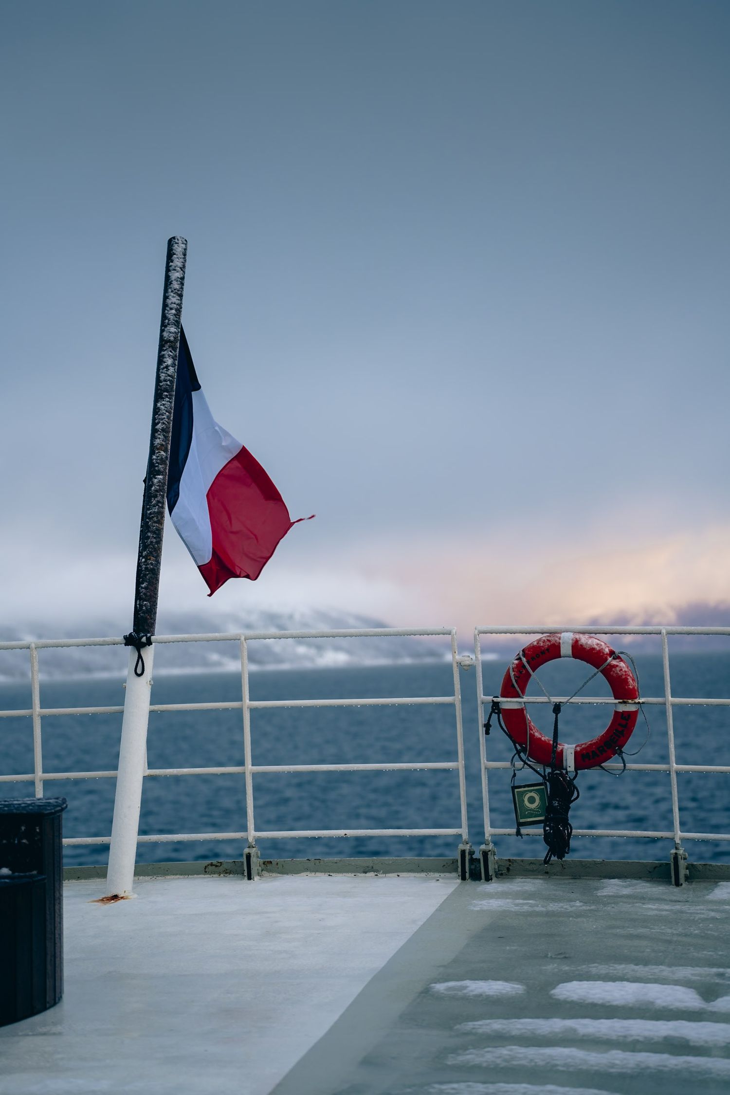 pont du bateau polarfront avec drapeau de la france et bouée de sauvetage