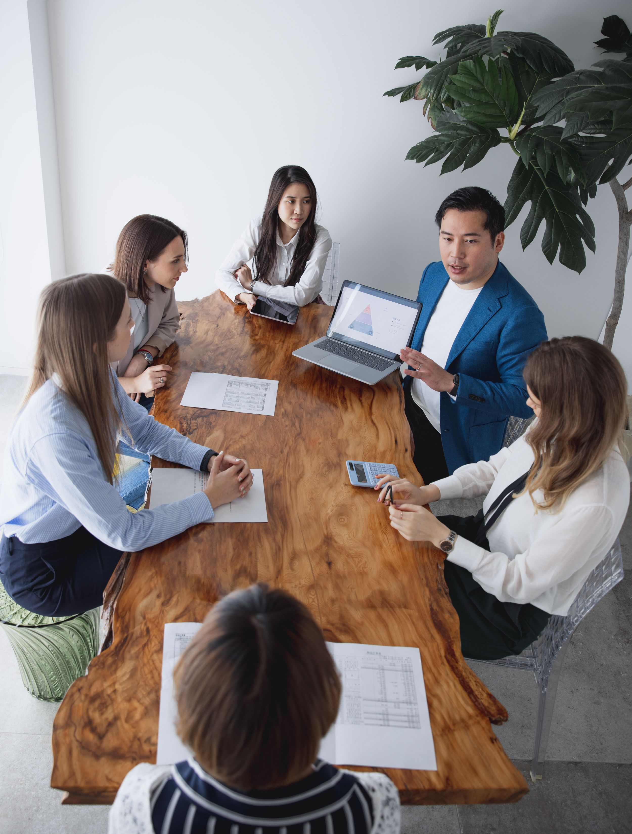 Corporate photographer in Paris capturing professional headshots in a modern office