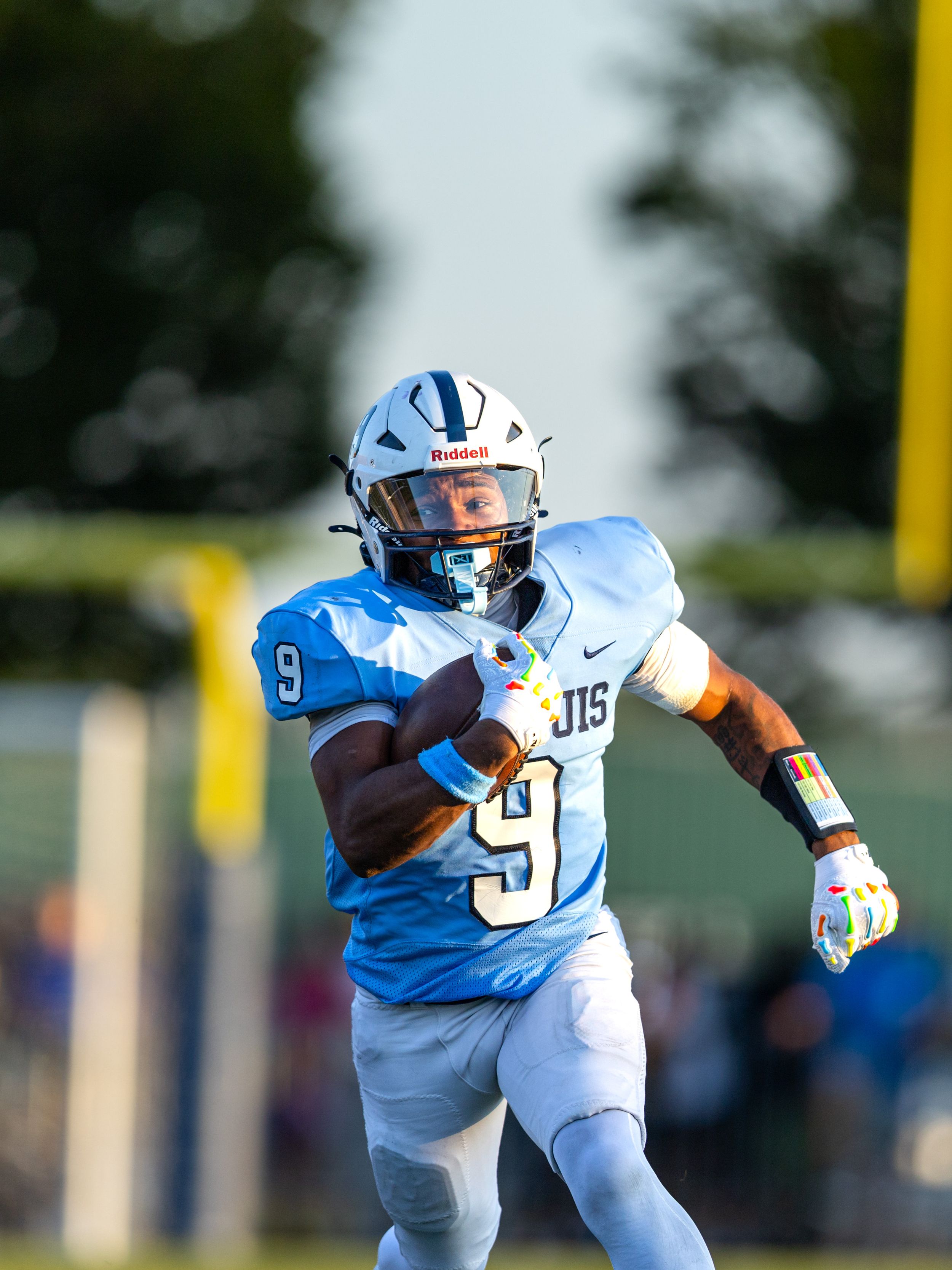 Football player runs with ball