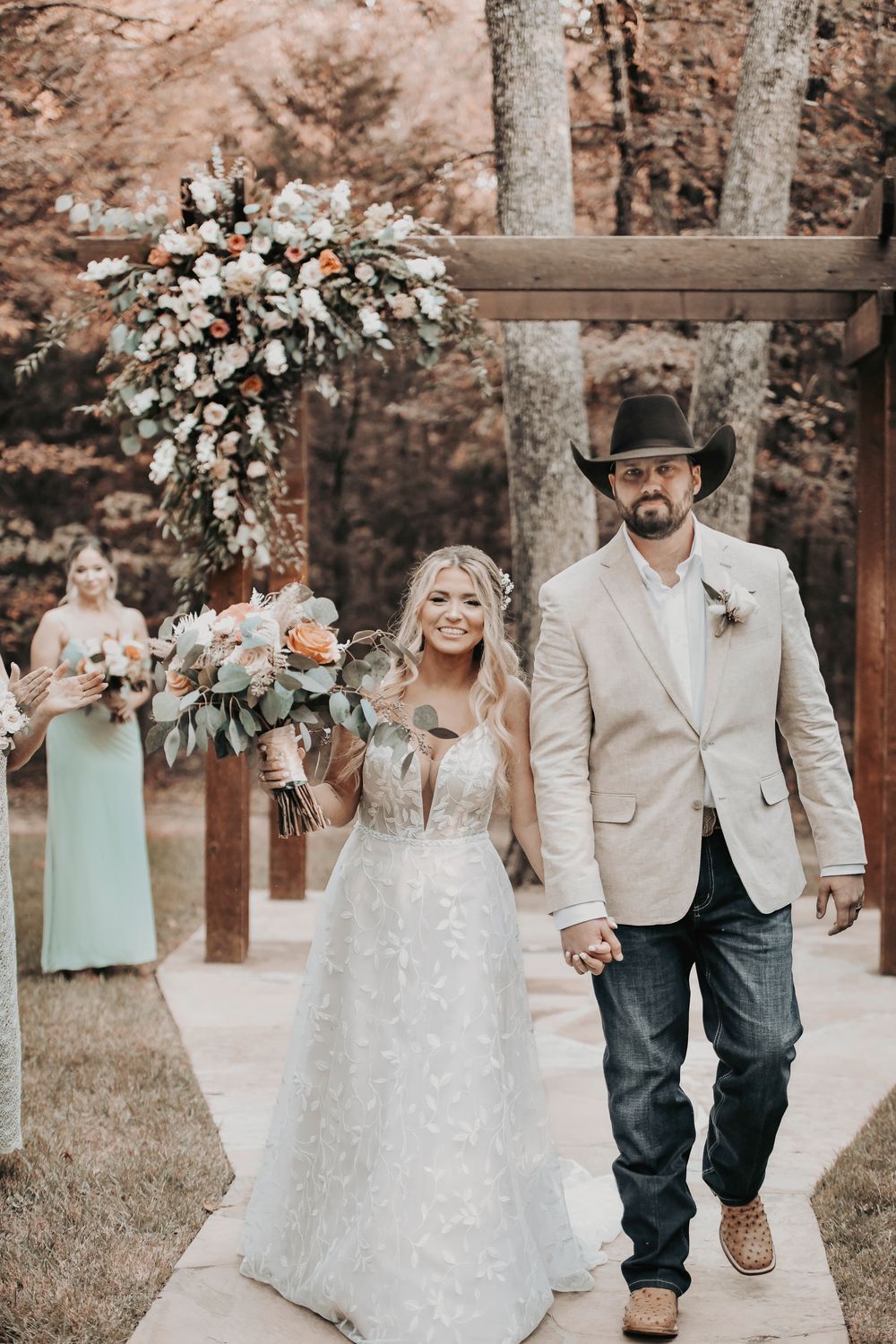 Wedding officiant leading vows at Whispering Oaks rustic altar – April Pinto Photography