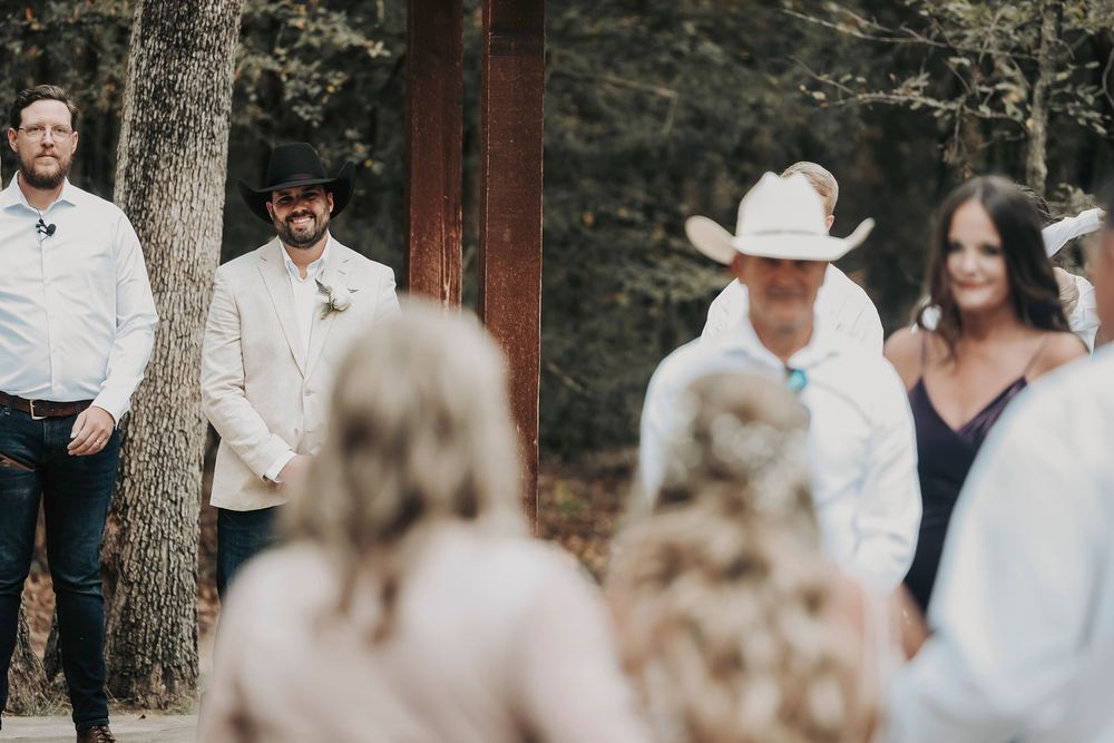Romantic ceremony set under Whispering Oaks trees – April Pinto Photography