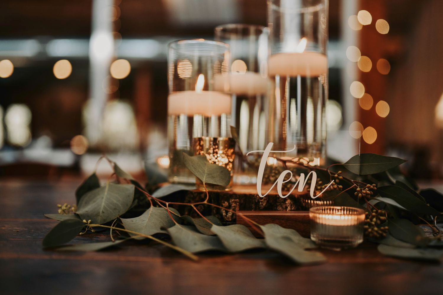 Rustic chic wedding reception décor with earthy toned florals – April Pinto Photography