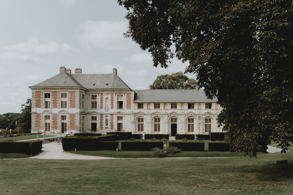 view from the outside garden of chateau de Vallery