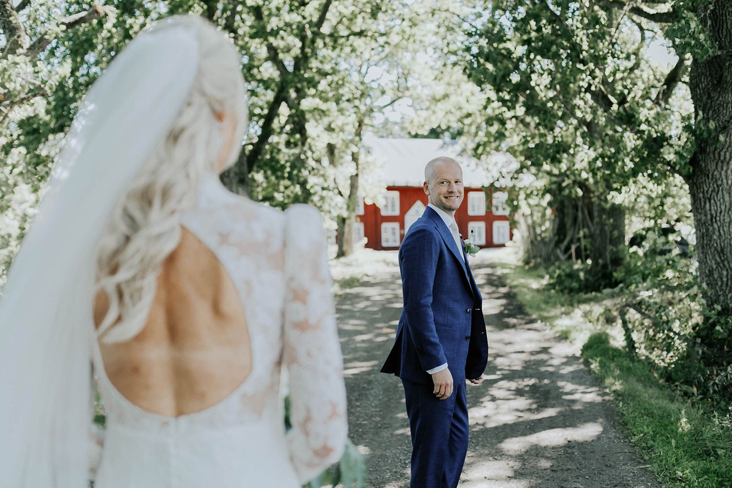 Bröllop på Dömle Herrgård. Sommarbröllop Louise och Viktor. bröllopsfotograf Rebecca Nordin, Karlstad. First Look.