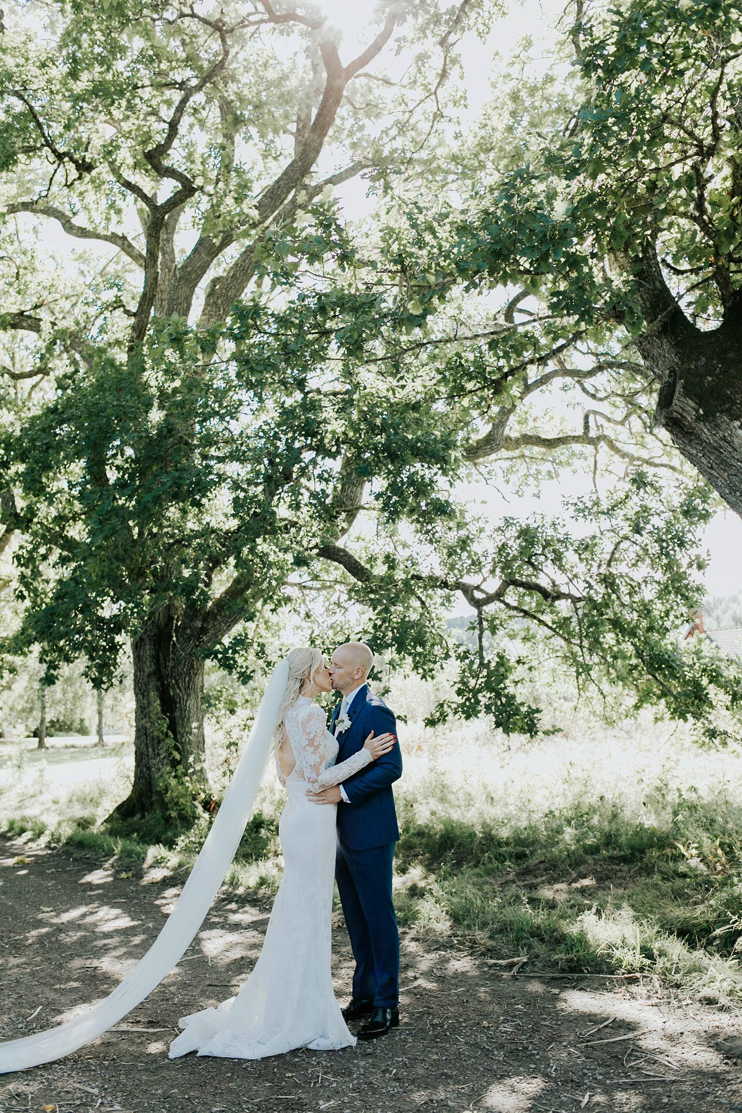 Bröllop på Dömle Herrgård. Sommarbröllop Louise och Viktor. bröllopsfotograf Rebecca Nordin, Karlstad. Bröllopsporträtt.