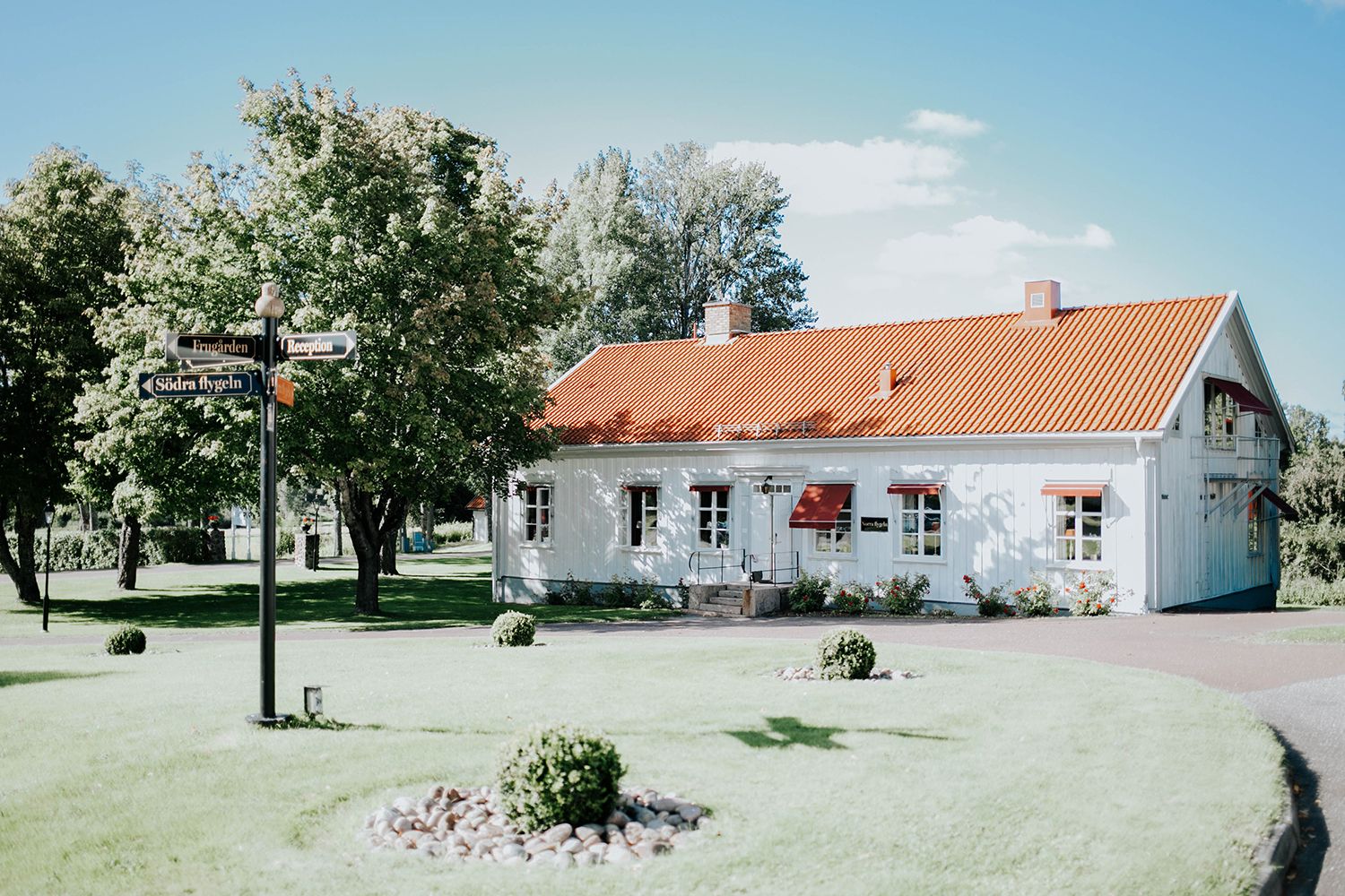 Bröllop på Dömle Herrgård. Sommarbröllop Louise och Viktor. Fotograf Rebecca Nordin, Karlstad.