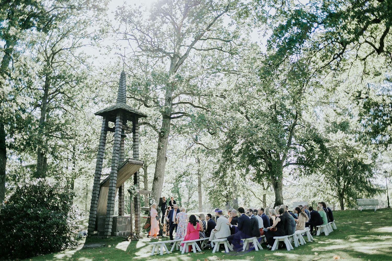 Bröllop på Dömle herrgård på sommaren. Vigelplats. Bröllopsfotograf Rebecca Nordin.