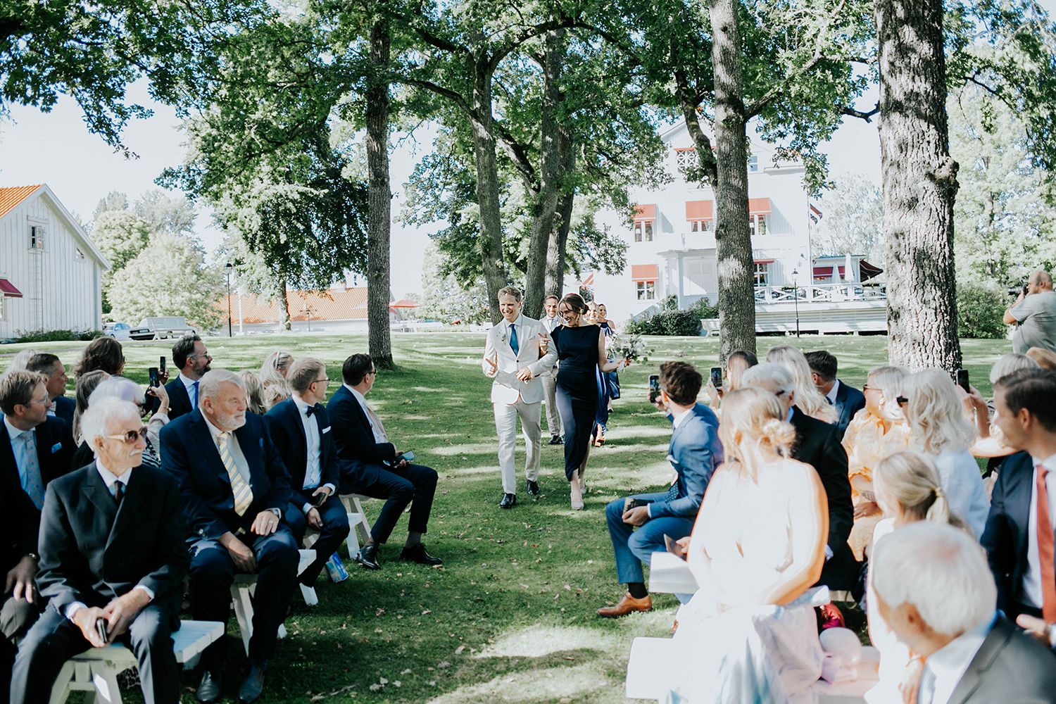 Bröllop på Dömle Herrgård. Sommarbröllop Louise och Viktor. Fotograf Rebecca Nordin, Karlstad.