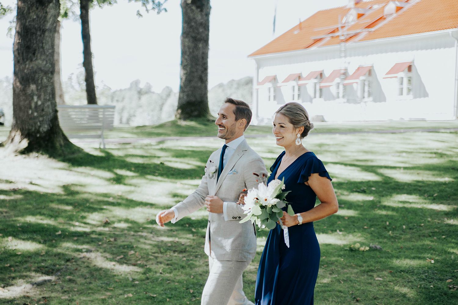 Bröllop på Dömle Herrgård. Sommarbröllop Louise och Viktor. Fotograf Rebecca Nordin, Karlstad.