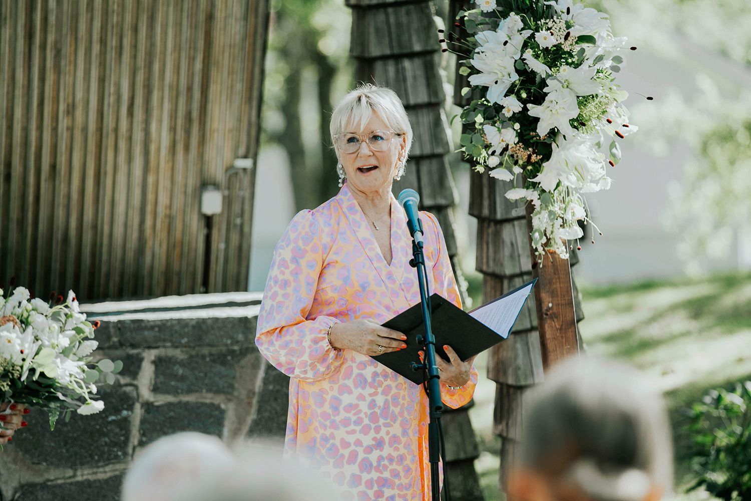 Bröllop på Dömle herrgård på sommaren. Margot Wallström som vigselförrättare. Bröllopsfotograf Rebecca Nordin.