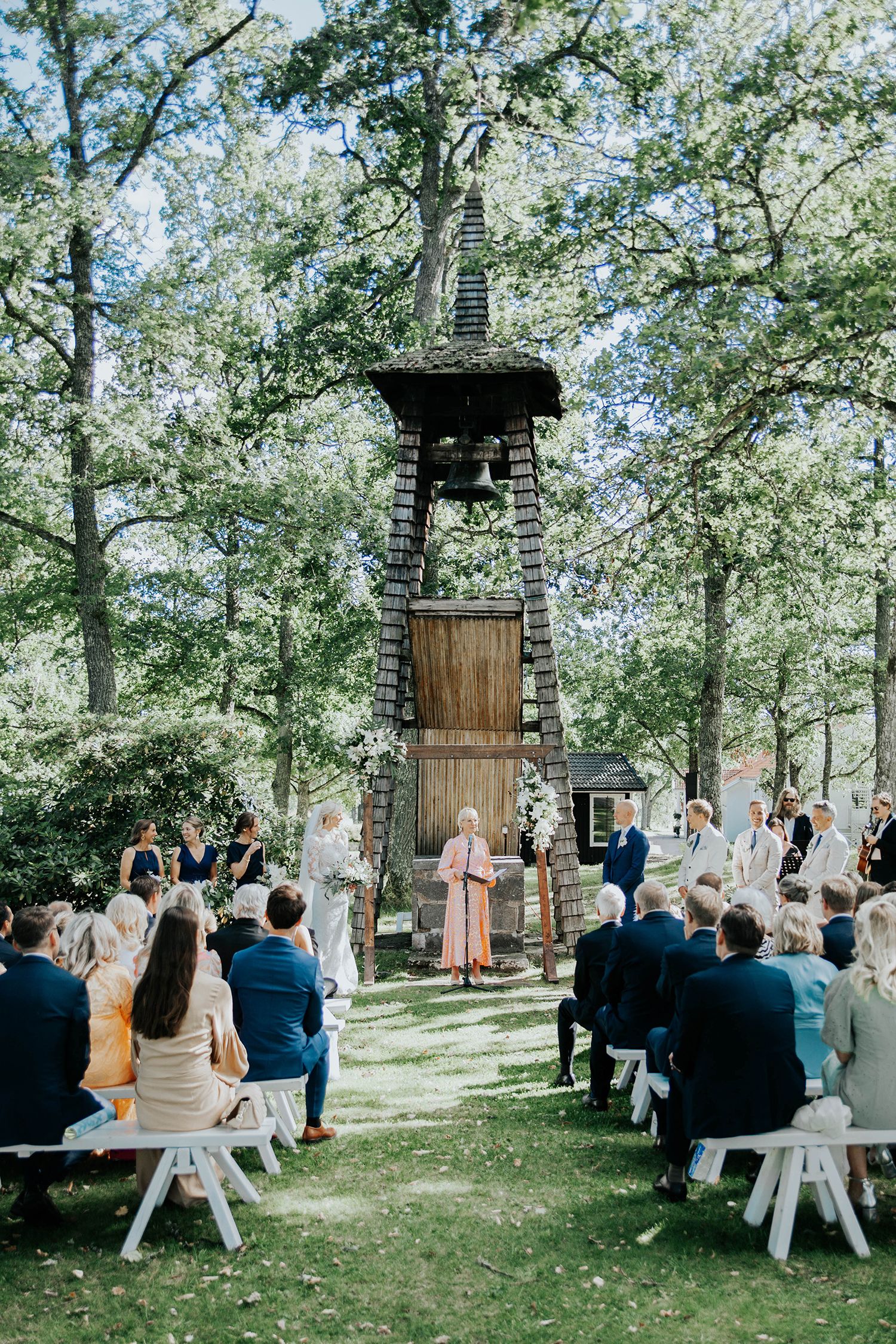 Bröllop på Dömle Herrgård. Sommarbröllop Louise och Viktor. Fotograf Rebecca Nordin, Karlstad. Utomhusvigsel.