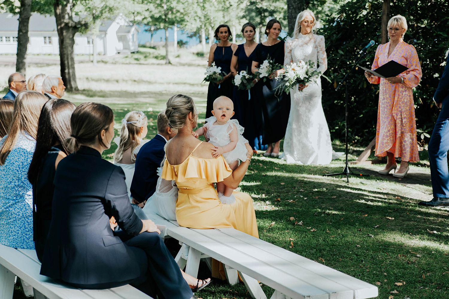 Bröllop på Dömle Herrgård. Sommarbröllop Louise och Viktor. Fotograf Rebecca Nordin, Karlstad.