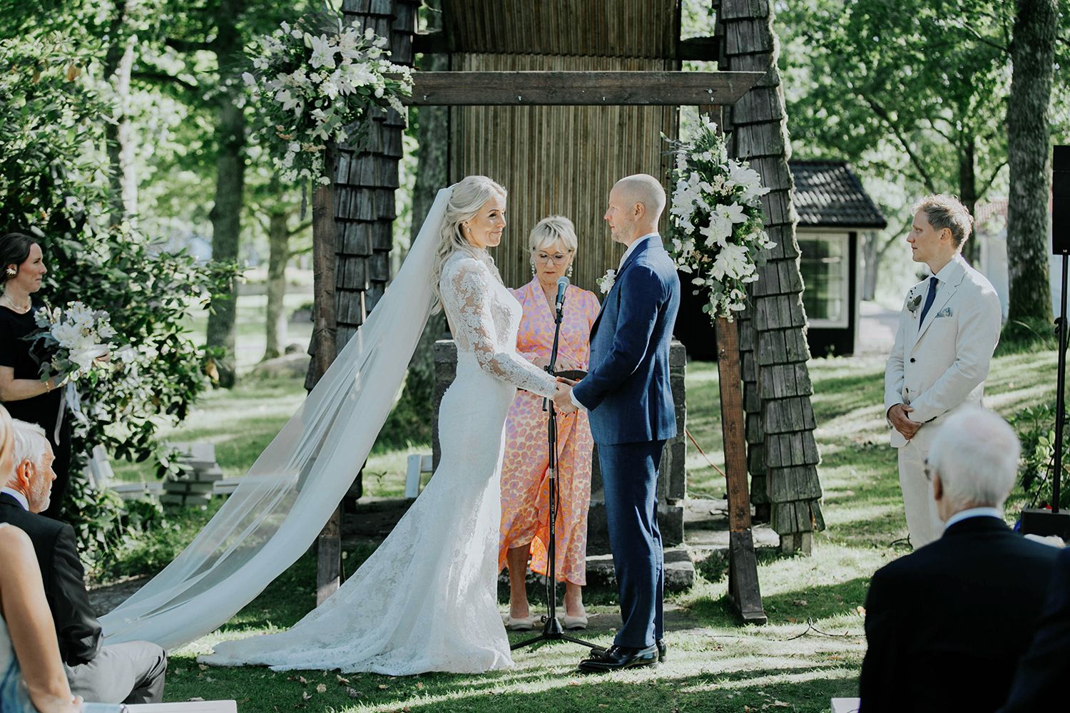 Bröllop på Dömle Herrgård. Sommarbröllop Louise och Viktor. Fotograf Rebecca Nordin, Karlstad. Vigsel.