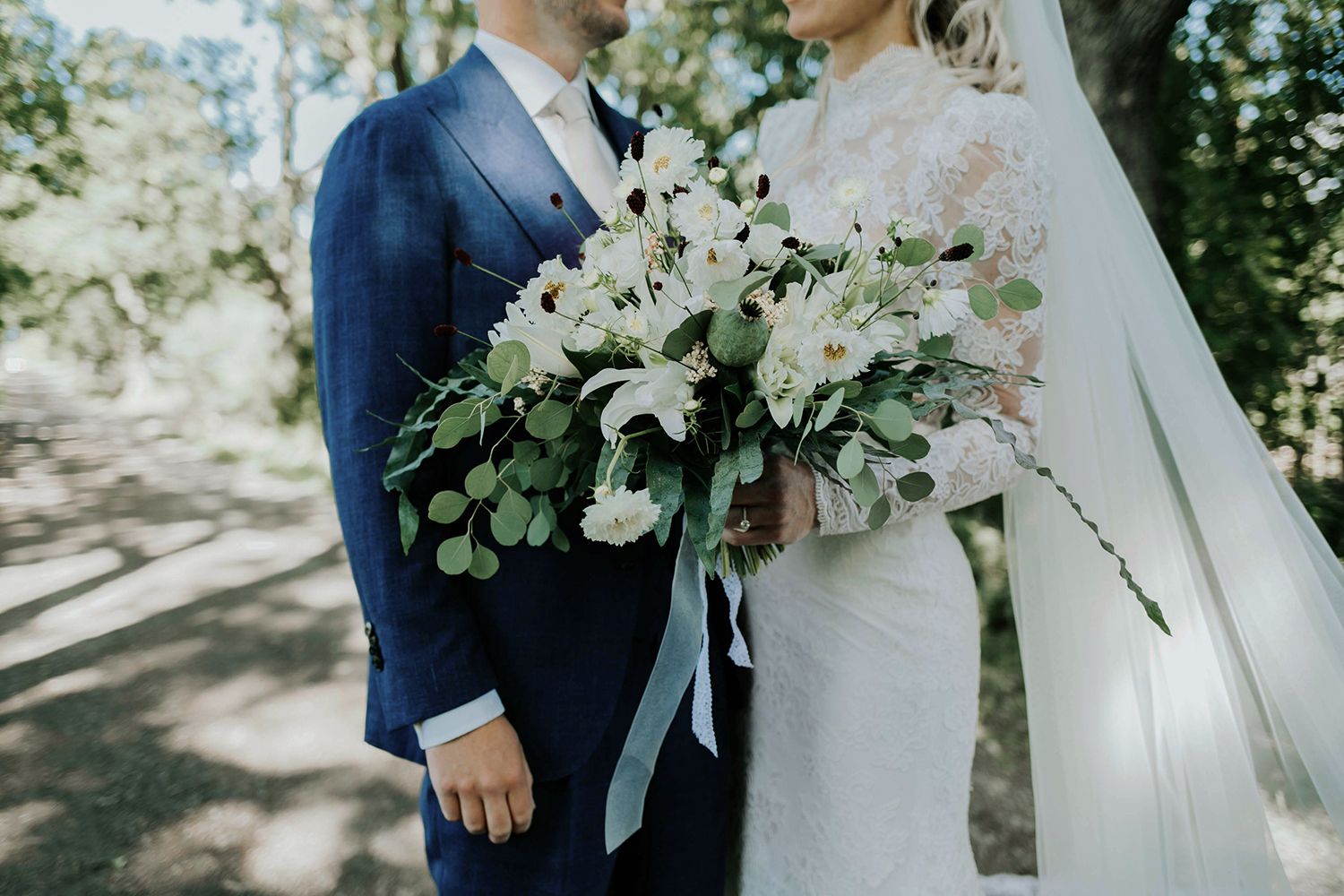 Bröllop på Dömle Herrgård. Sommarbröllop Louise och Viktor. bröllopsfotograf Rebecca Nordin, Karlstad. Buketten.