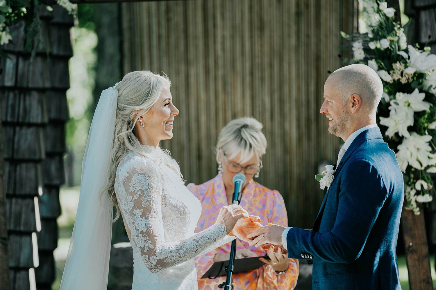 Bröllop på Dömle Herrgård. Sommarbröllop Louise och Viktor. Fotograf Rebecca Nordin, Karlstad.