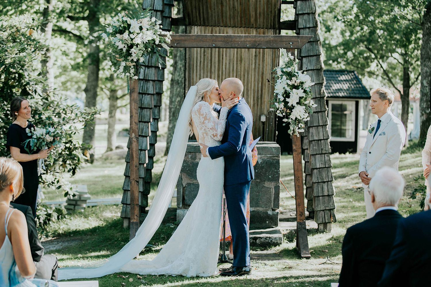 Bröllop på Dömle Herrgård. Sommarbröllop Louise och Viktor. Fotograf Rebecca Nordin, Karlstad. Kyssen.