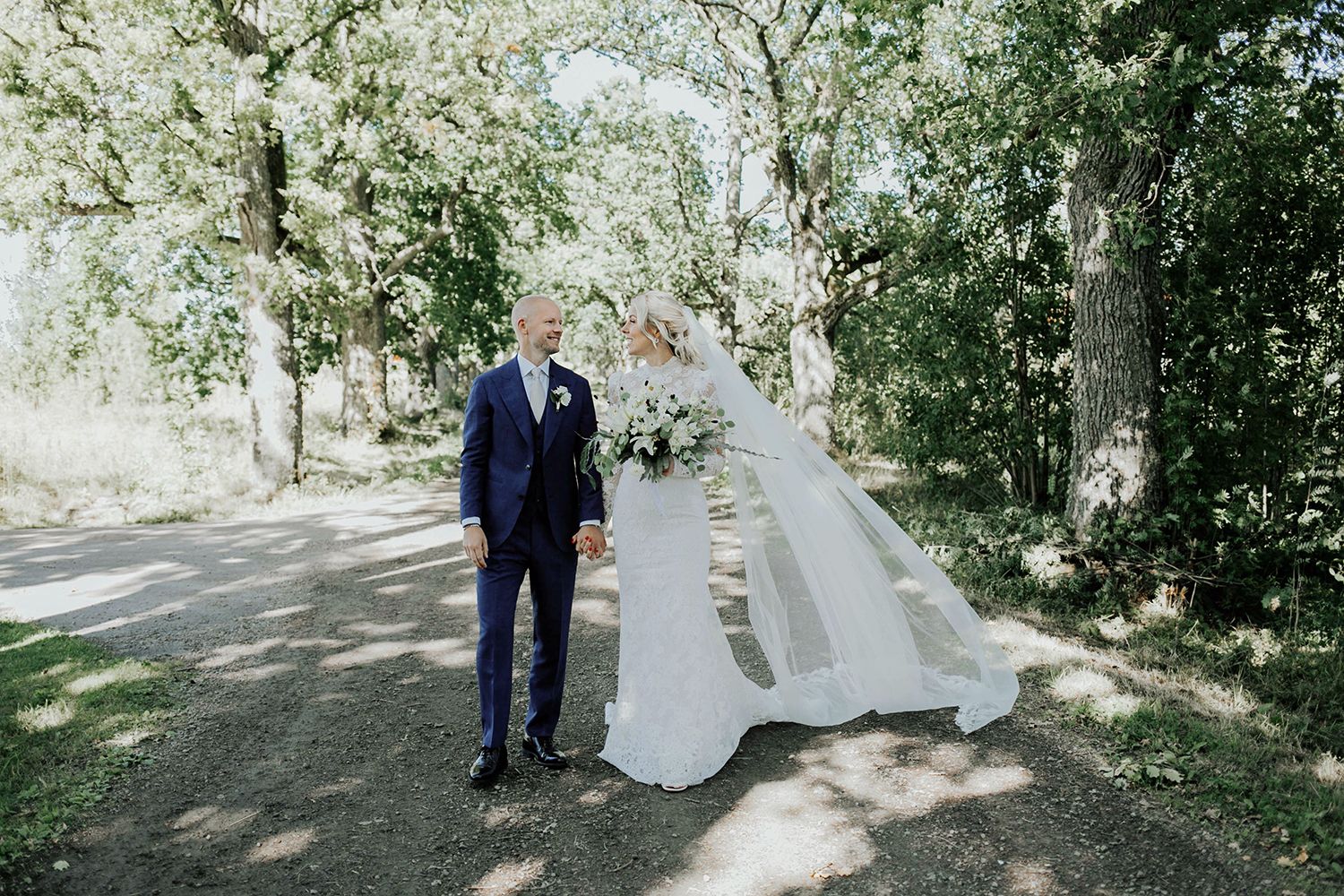 Bröllop på Dömle Herrgård. Sommarbröllop Louise och Viktor. bröllopsfotograf Rebecca Nordin, Karlstad. Porträtt.