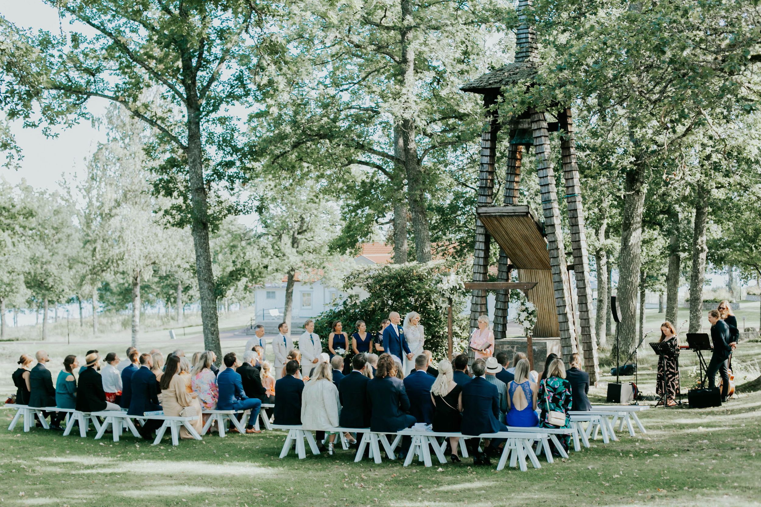 Bröllop på Dömle Herrgård. Sommarbröllop Louise och Viktor. Fotograf Rebecca Nordin, Karlstad.