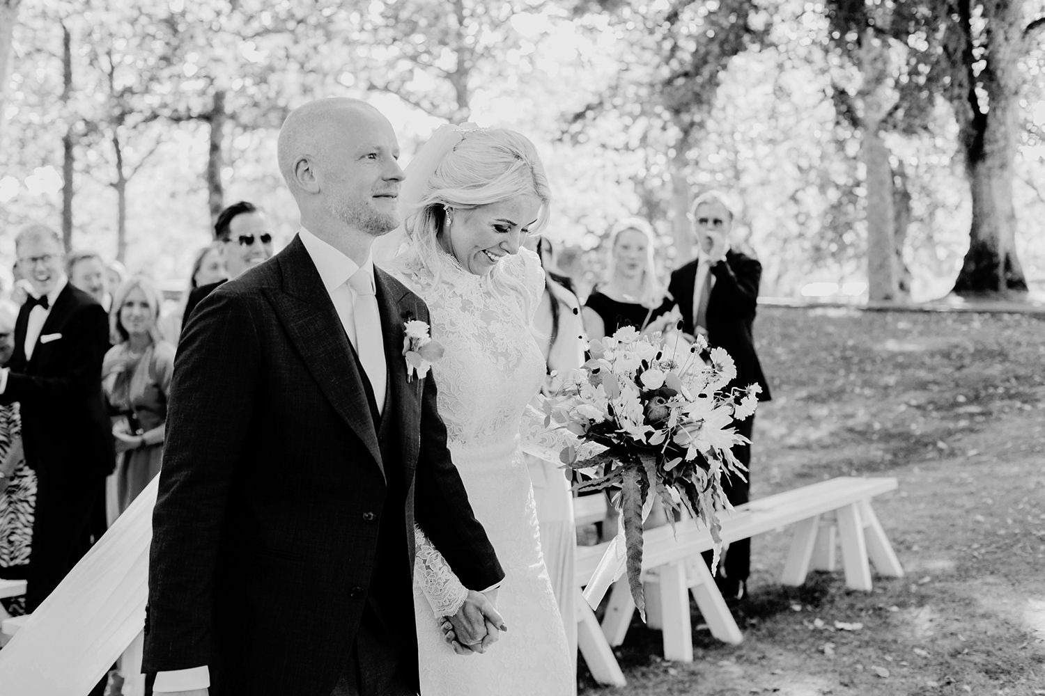 Bröllop på Dömle Herrgård. Sommarbröllop Louise och Viktor. Fotograf Rebecca Nordin, Karlstad. Utgång.