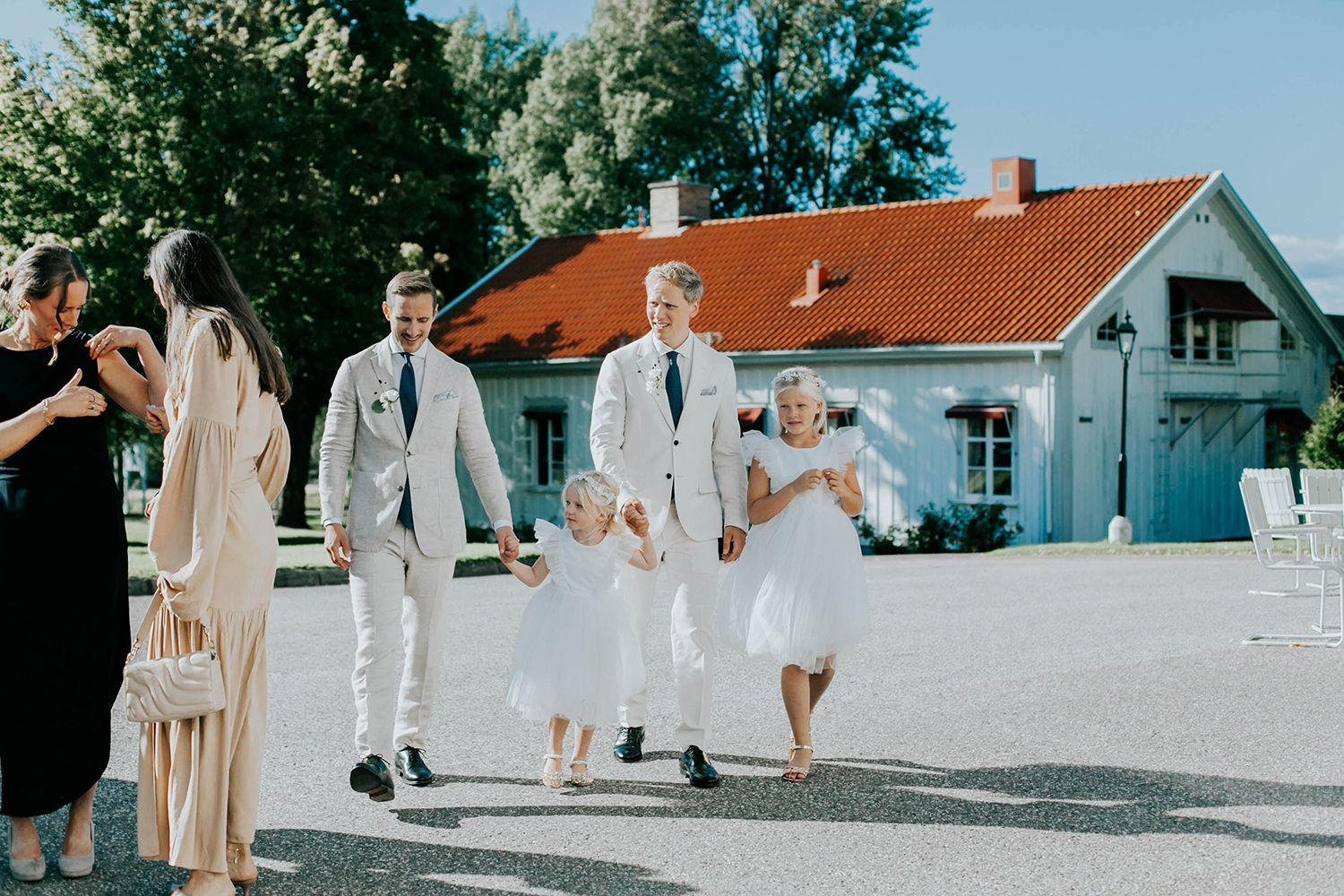 Bröllop på Dömle Herrgård. Sommarbröllop Louise och Viktor. Fotograf Rebecca Nordin, Karlstad.