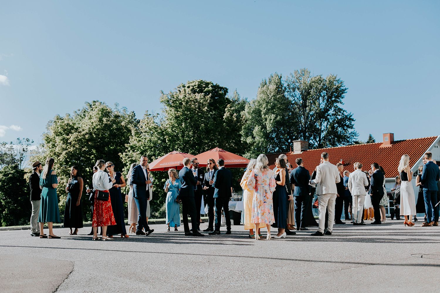 Bröllop på Dömle Herrgård. Sommarbröllop Louise och Viktor. Fotograf Rebecca Nordin, Karlstad. Mingel.