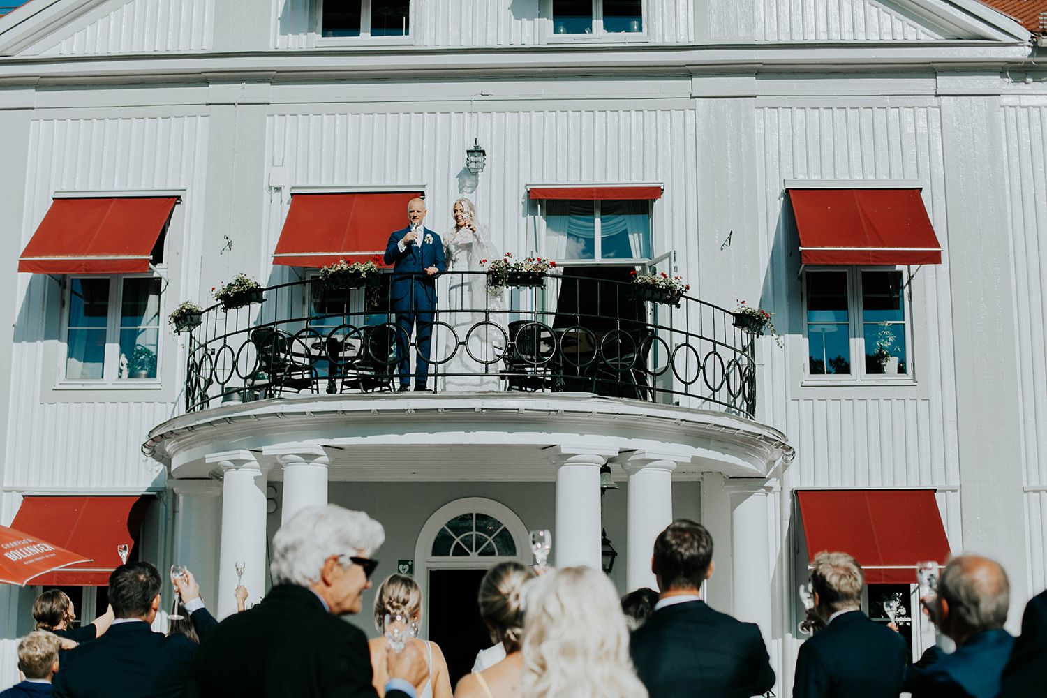Bröllop på Dömle Herrgård. Sommarbröllop Louise och Viktor. Fotograf Rebecca Nordin, Karlstad. Balkongen.