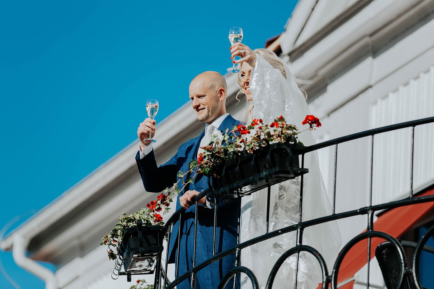 Bröllop på Dömle Herrgård. Sommarbröllop Louise och Viktor. Fotograf Rebecca Nordin, Karlstad. Brudskål.