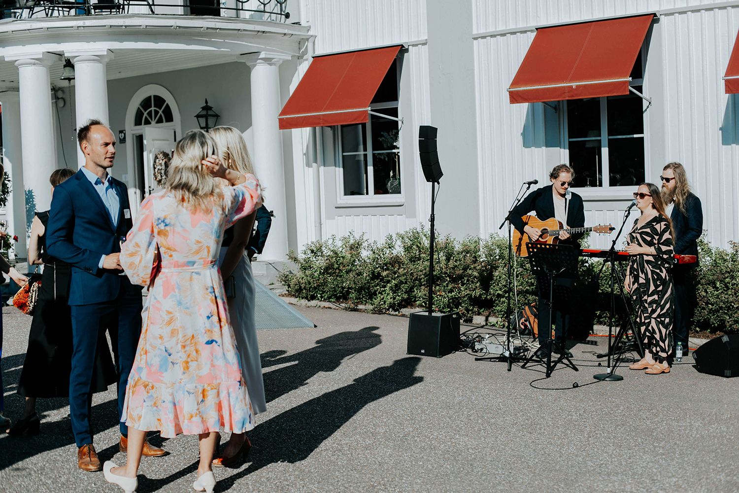 Bröllop på Dömle Herrgård. Sommarbröllop Louise och Viktor. Fotograf Rebecca Nordin, Karlstad.