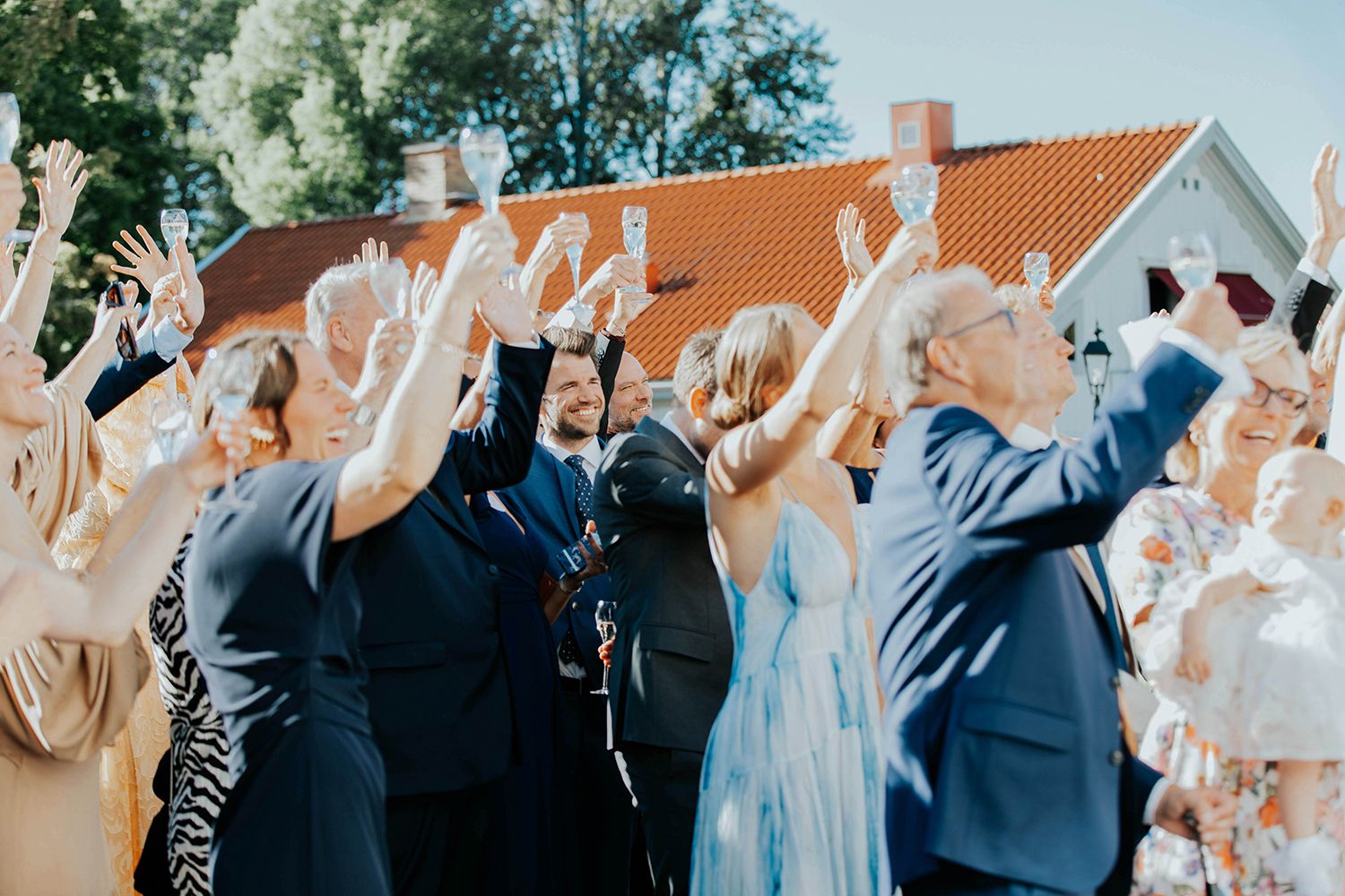 Bröllop på Dömle Herrgård. Sommarbröllop Louise och Viktor. Fotograf Rebecca Nordin, Karlstad. Brudskål.