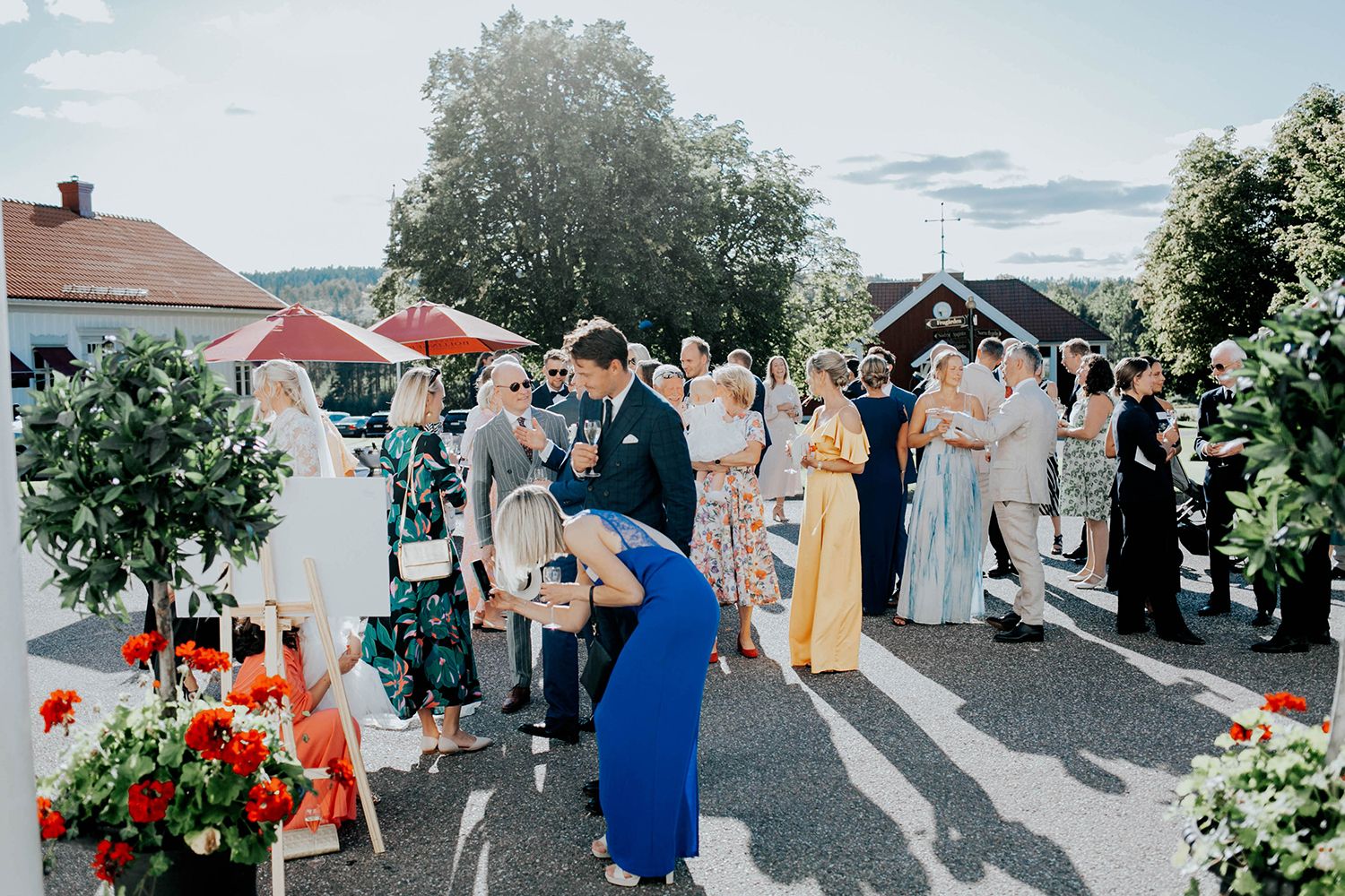 Bröllop på Dömle Herrgård. Sommarbröllop Louise och Viktor. Fotograf Rebecca Nordin, Karlstad. Mingel.