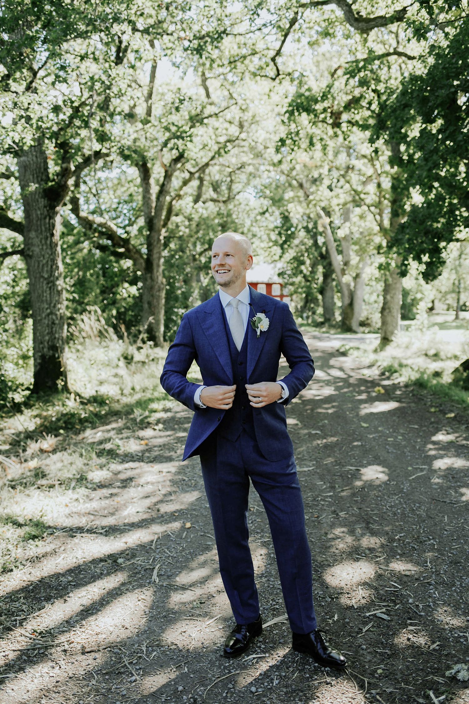 Bröllop på Dömle Herrgård. Sommarbröllop Louise och Viktor. bröllopsfotograf Rebecca Nordin, Karlstad. Porträtt brudgum Viktor Wallström.